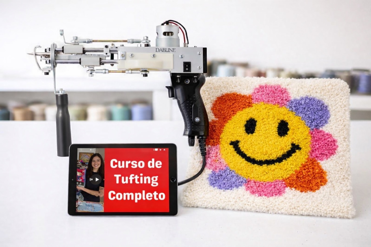 Kit de pistola de tufos Tufting em ação fazendo tapetes artesanais