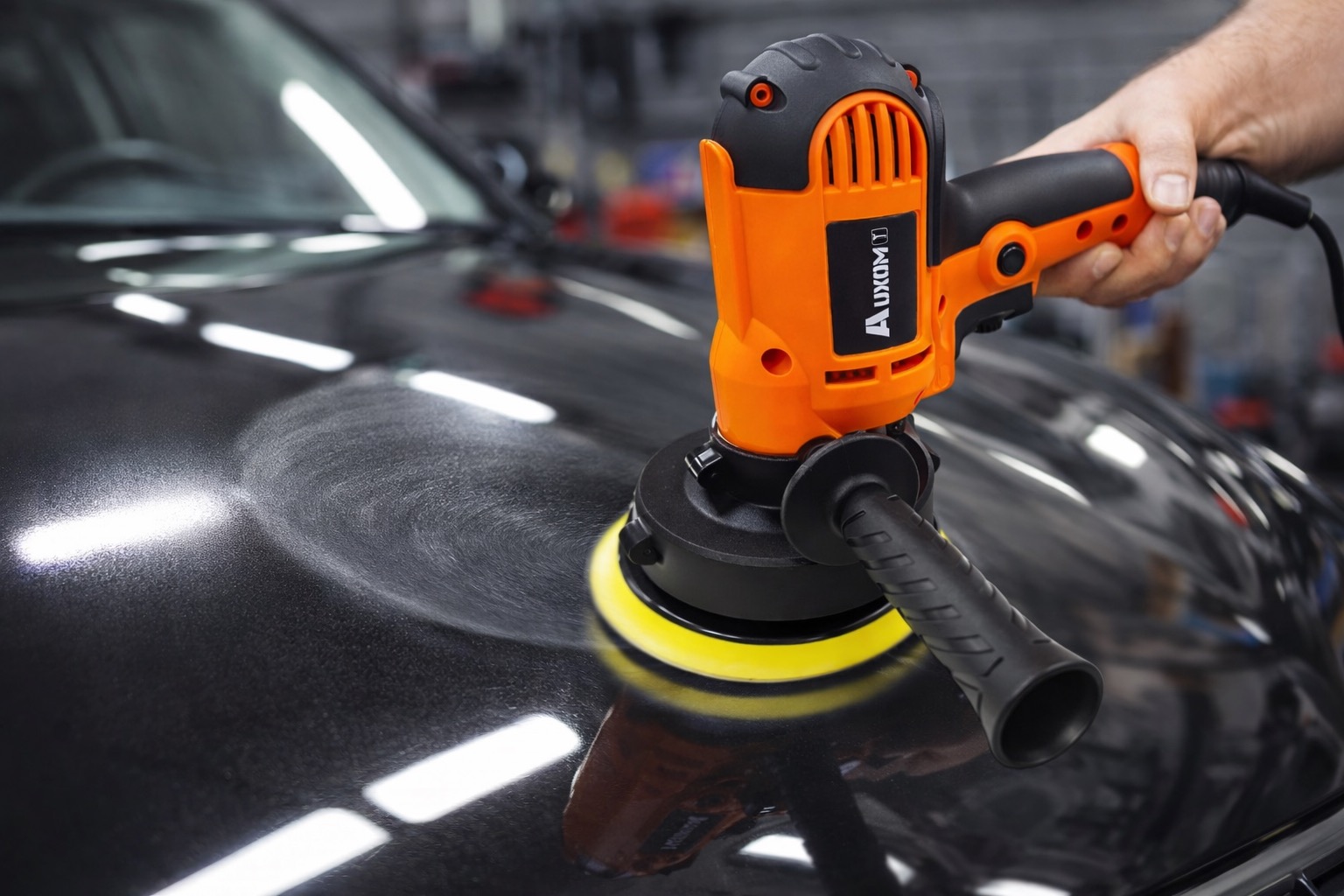 Politriz Automotiva aplicada no polimento de capô preto de carro